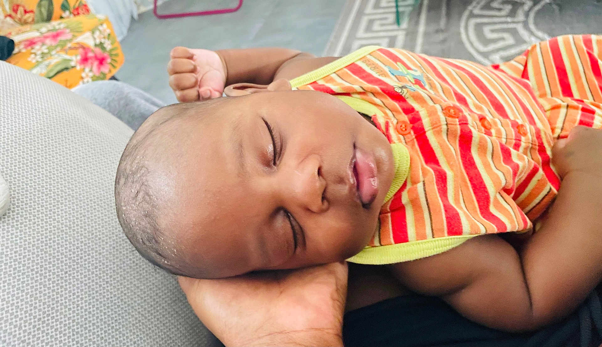 Kaylon a rejoint le concours — aidez-le/la à gagner de superbes lots ! baby, sleeping, hand, striped_clothing, indoor, carpet, pattern, floral, peaceful, infant, resting, skin, head, closed_eyes, comfort, toddler, child, portrait, couch, relaxation