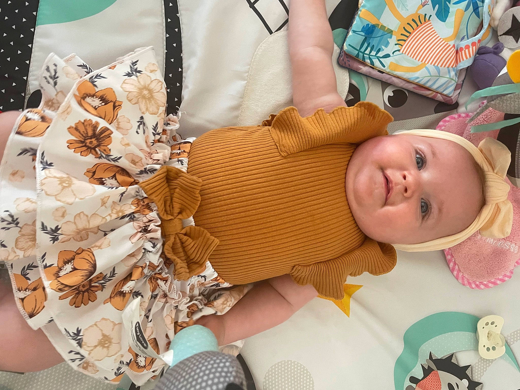 Joy participe au concours pour gagner de l'argent avec cette photo : baby, baby_products, baby_toddler_clothing, button, child, collar, dress_shirt, event, fashion_accessory, fashion_design, hand, happy, jewellery, pattern, peach, person, room, skin, sleeve, smile