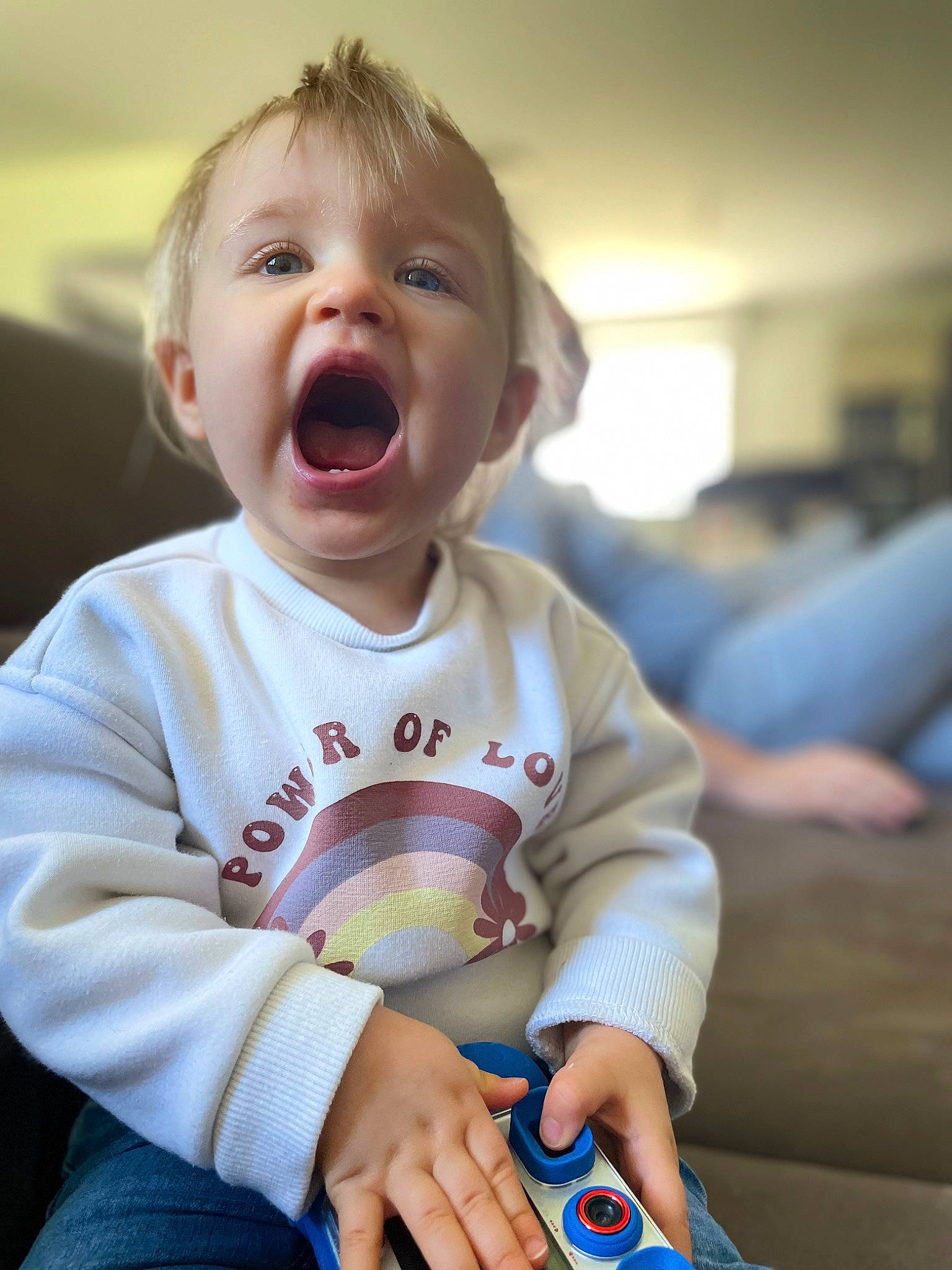 Joy a rejoint le concours — aidez-le/la à gagner de superbes lots ! aluminum_can, baby, baby_toddler_clothing, cheek, child, comfort, finger, fun, happy, human_body, lip, mouth, nose, organ, person, sitting, skin, sleeve, smile, surprise