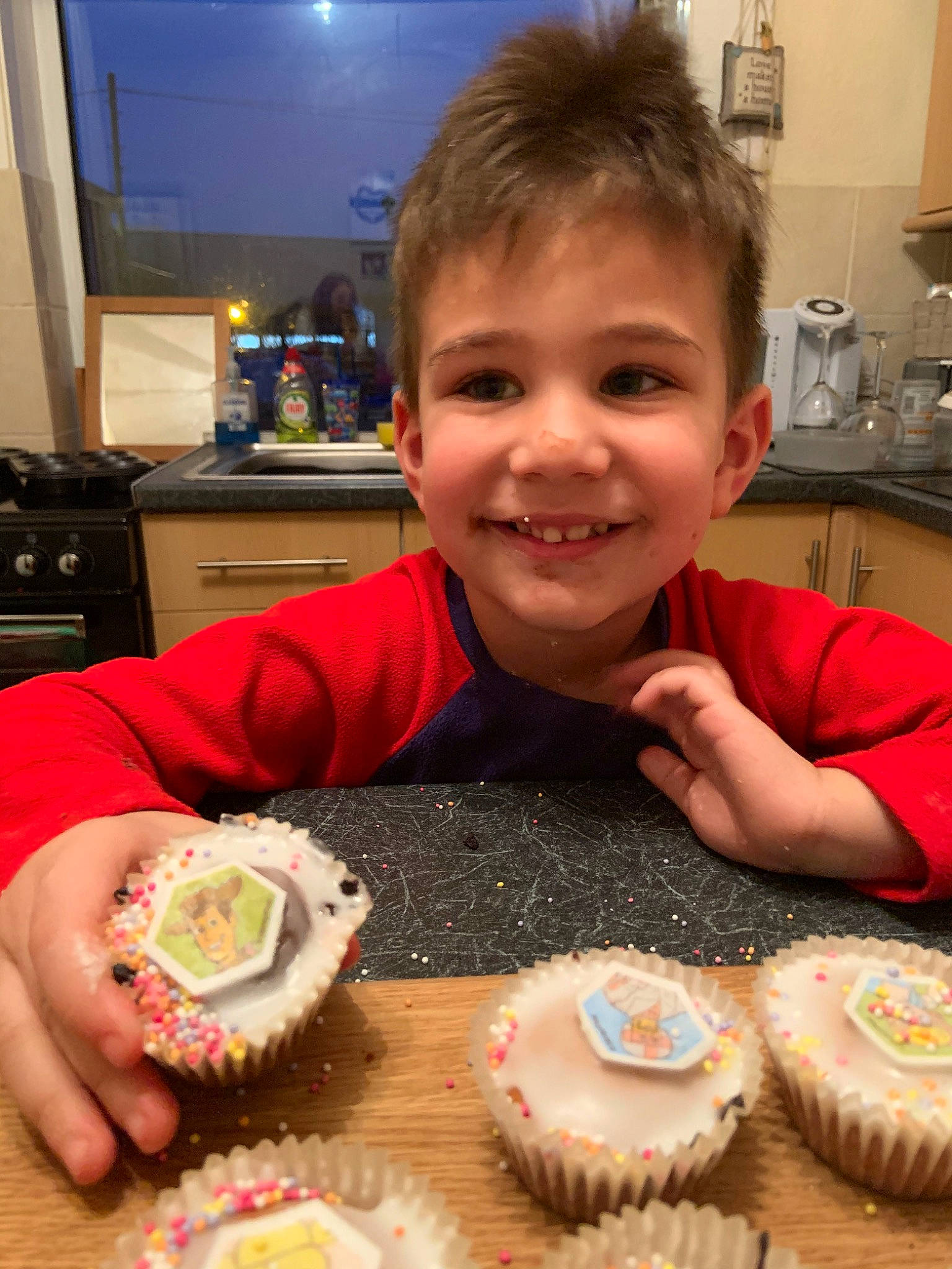Kameel is registered to the contest to win money with this photo: baked_goods, baking, buttercream, cake, cake_decorating, child, comfort_food, cuisine, cupcake, dessert, dish, eating, food, icing, ingredient, joy, meal, muffin, person, sweetness