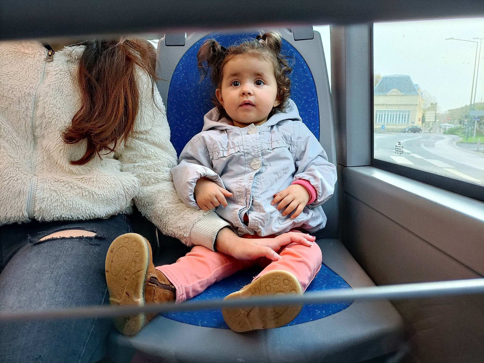 Zina participe au concours pour gagner de l'argent avec cette photo : baby, baby_products, baby_toddler_clothing, chair, child, comfort, couch, electric_blue, fun, happy, leisure, person, recreation, shorts, sitting, skin, sky, sleeve, toddler, travel