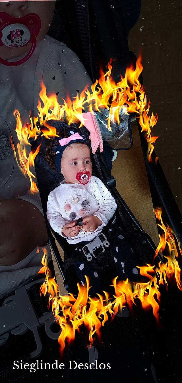 Zina a rejoint le concours — aidez-le/la à gagner de superbes lots ! art, baby, calabaza, costume, costume_hat, entertainment, event, festival, fire, flame, font, fun, hat, heat, holiday, lighting, orange, person, toddler, tradition