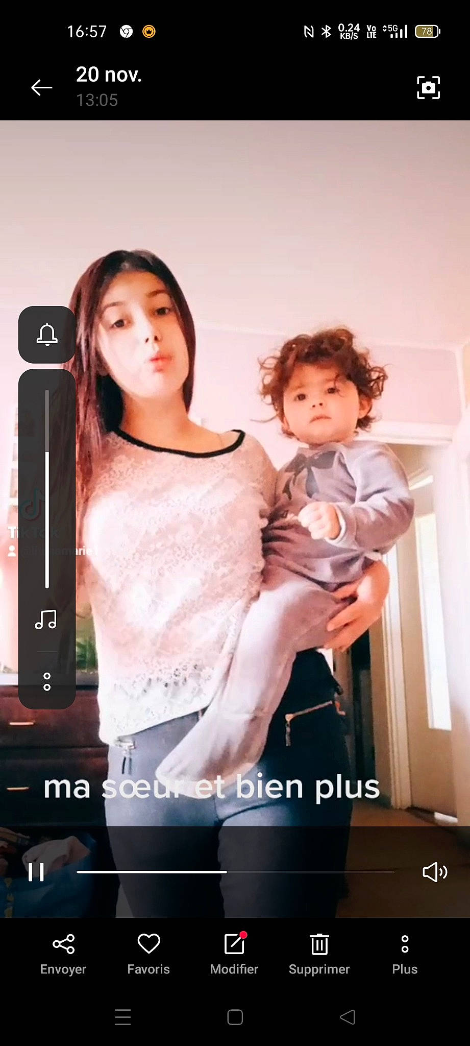 Zina a rejoint le concours — aidez-le/la à gagner de superbes lots ! abdomen, baby, belt, communication_device, event, flash_photography, formal_wear, gesture, hairstyle, happy, jewellery, muscle, person, portable_communications_device, shoulder, skin, sleeve, thigh, toddler, trunk