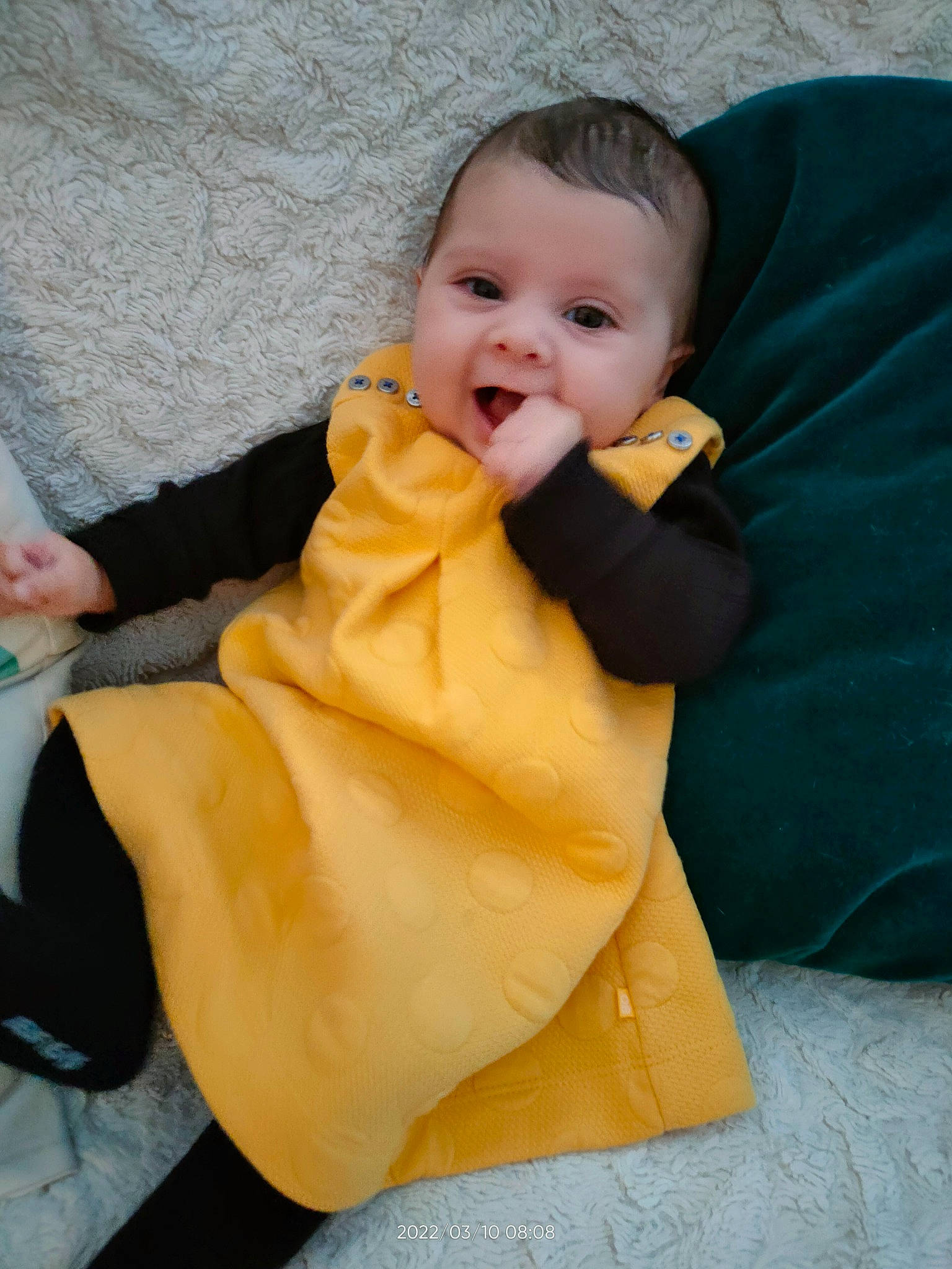 Mya participe au concours pour gagner de l'argent avec cette photo : baby, baby_toddler_clothing, child, comfort, finger, gesture, hand, happy, head, human_leg, leg, outerwear, person, sitting, skin, sleeve, smile, textile, thigh, thumb