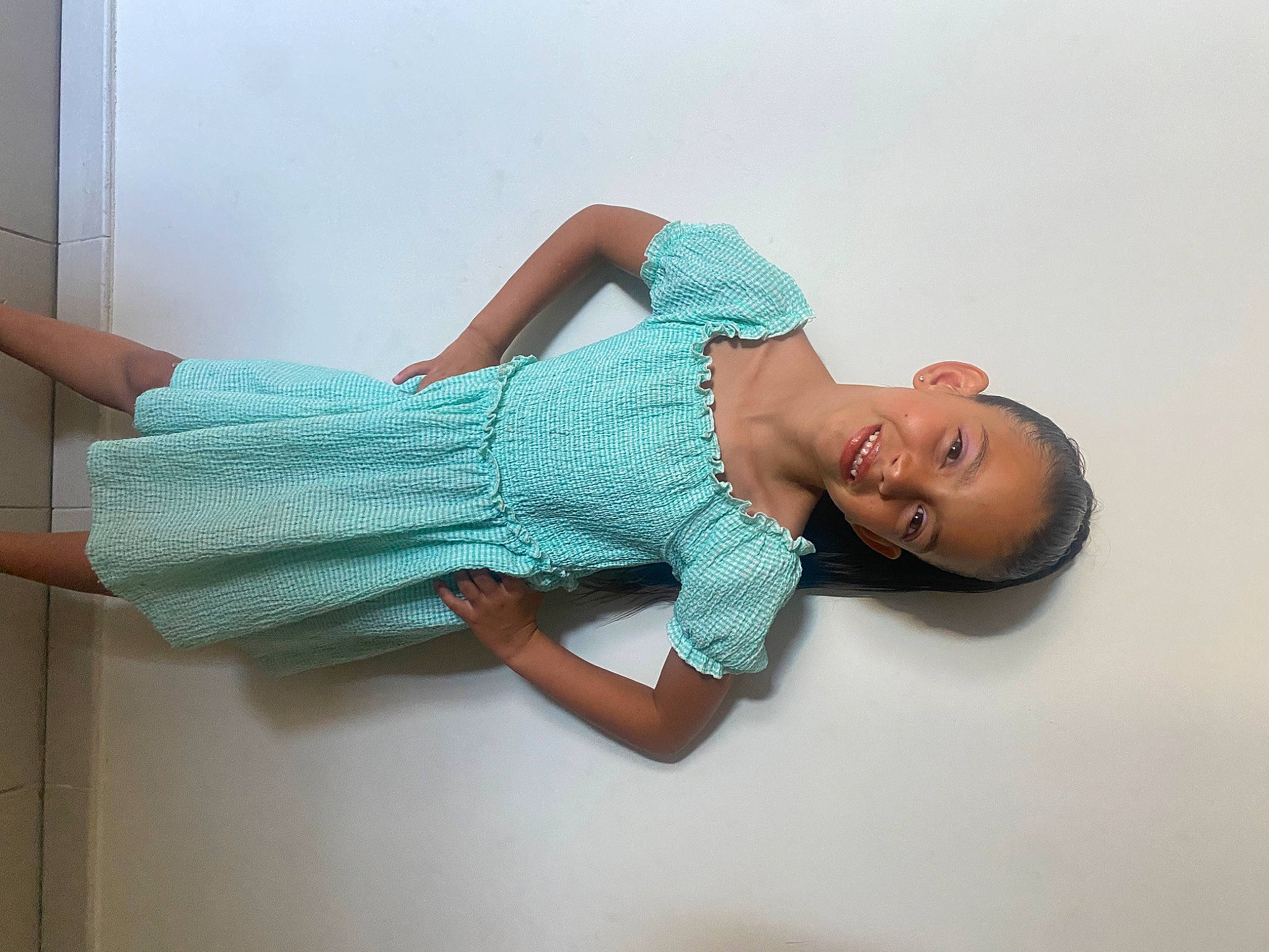 Nalya a rejoint le concours — aidez-le/la à gagner de superbes lots ! abdomen, comfort, couch, elbow, electric_blue, fashion_accessory, fashion_design, flooring, human_body, human_leg, joint, joy, knee, leg, pattern, person, sitting, sleeve, thigh, trunk