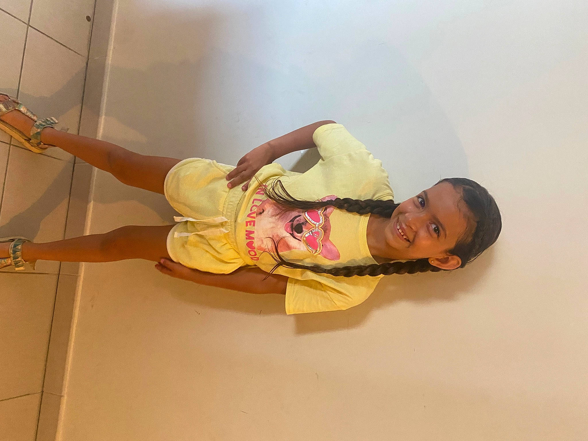 Nalya a rejoint le concours — aidez-le/la à gagner de superbes lots ! abdomen, baby, balance, child, elbow, fashion_design, flooring, fun, human_leg, joy, knee, leg, person, room, sandal, thigh, toddler