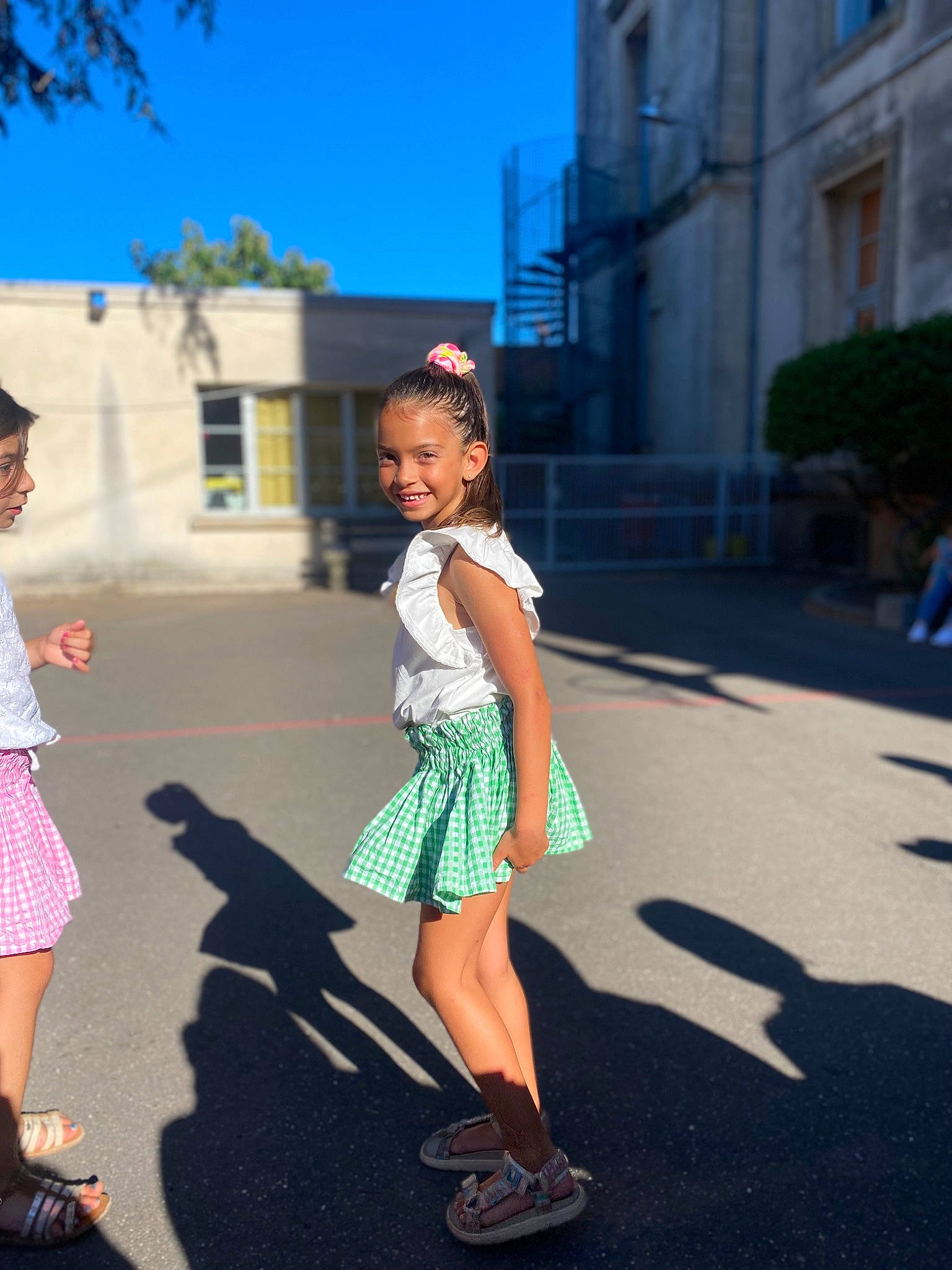 Nalya a rejoint le concours — aidez-le/la à gagner de superbes lots ! asphalt, electric_blue, event, eyewear, fun, gesture, happy, hat, joy, leisure, pedestrian, person, plant, recreation, road, sky, street, sun_hat, sunglasses, toddler