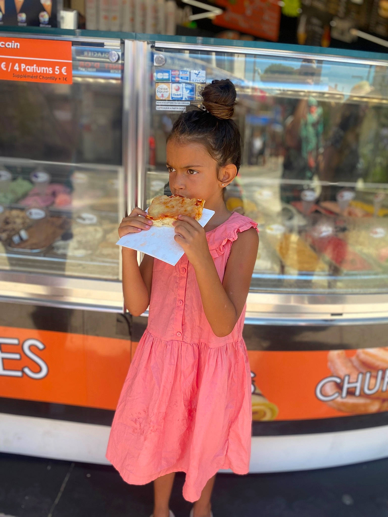 Nalya a rejoint le concours — aidez-le/la à gagner de superbes lots ! automotive_design, automotive_lighting, child, event, family_car, fast_food, flooring, food, fun, hawker, human_leg, motor_vehicle, person, public_transport, recreation, sandal, snack, street, travel, vacation