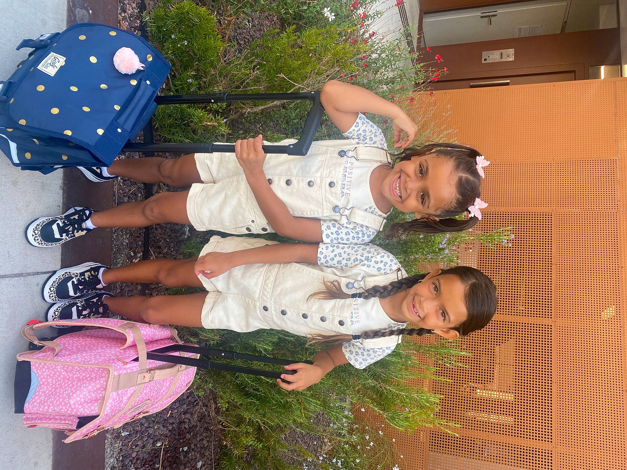 Maÿssa participe au concours pour gagner de l'argent avec cette photo : child, event, fashion_accessory, fun, happy, hat, holiday, human_leg, joy, leisure, pattern, person, plant, room, sandal, shorts, smile, thigh, toddler, tree