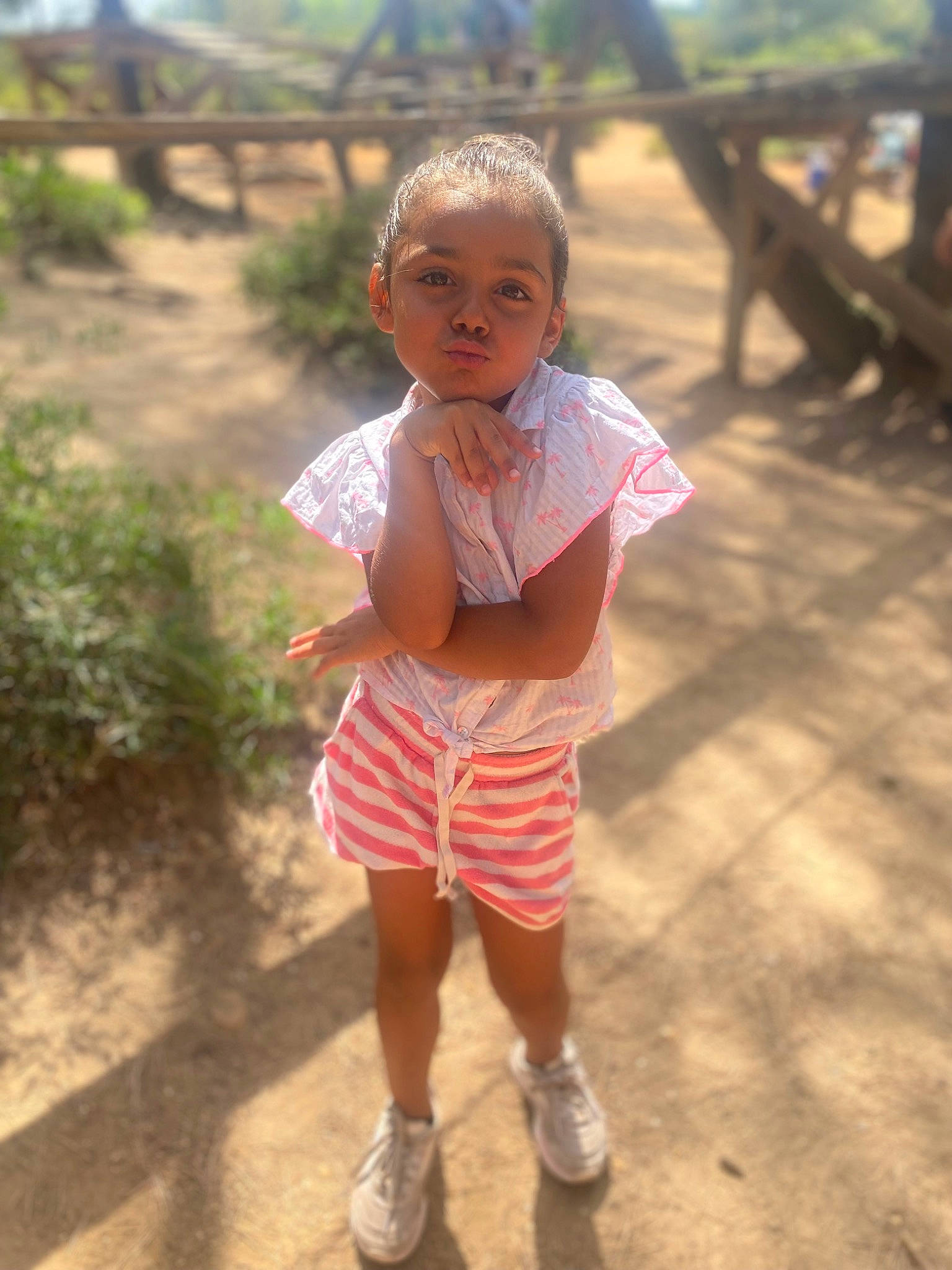 Maÿssa a rejoint le concours — aidez-le/la à gagner de superbes lots ! baby_toddler_clothing, child, fun, grass, happy, human_leg, landscape, leisure, pattern, people_in_nature, person, plant, recreation, shorts, skin, sleeve, summer, toddler, tree, trunk