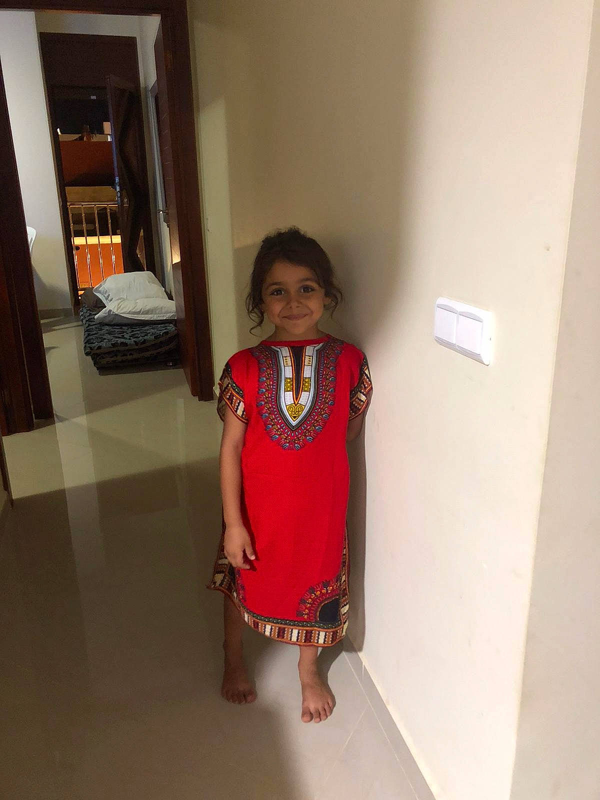 Maÿssa participe au concours pour gagner de l'argent avec cette photo : baby_toddler_clothing, eye, fashion_design, floor, flooring, fun, hardwood, human_leg, joy, knee, magenta, pattern, person, room, shelf, sleeve, thigh, toddler, trunk, uniform