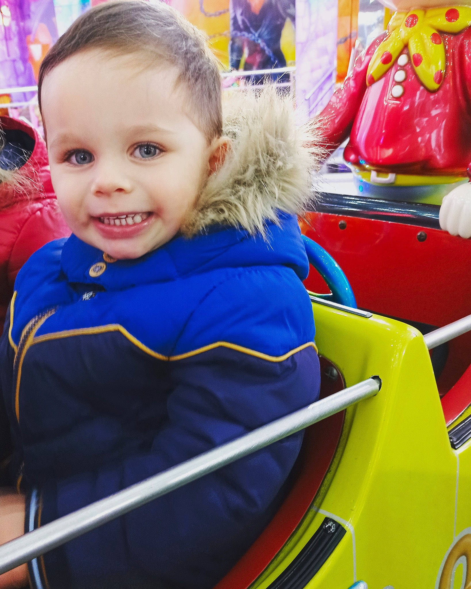 Lorenzo a rejoint le concours — aidez-le/la à gagner de superbes lots ! amusement_ride, automotive_exterior, baby_products, bumper, electric_blue, event, eye, fun, happy, hood, joy, leisure, motor_vehicle, person, photograph, recreation, sitting, smile, t_shirt, toddler