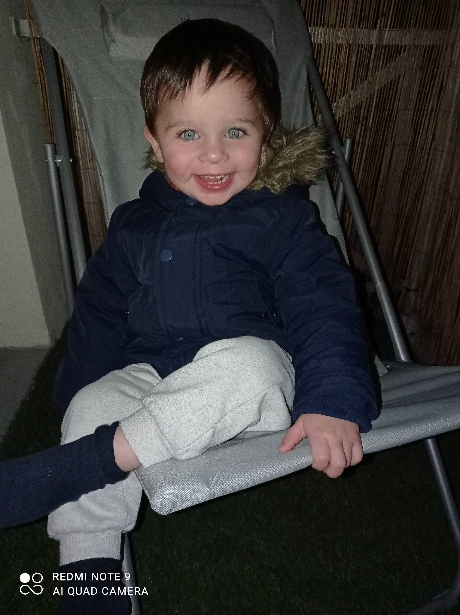 Lorenzo a rejoint le concours — aidez-le/la à gagner de superbes lots ! baby, car_seat, chair, cheek, comfort, elbow, flash_photography, foot, hair, head, human_leg, joy, knee, lap, leg, person, sitting, sleeve, smile, thigh