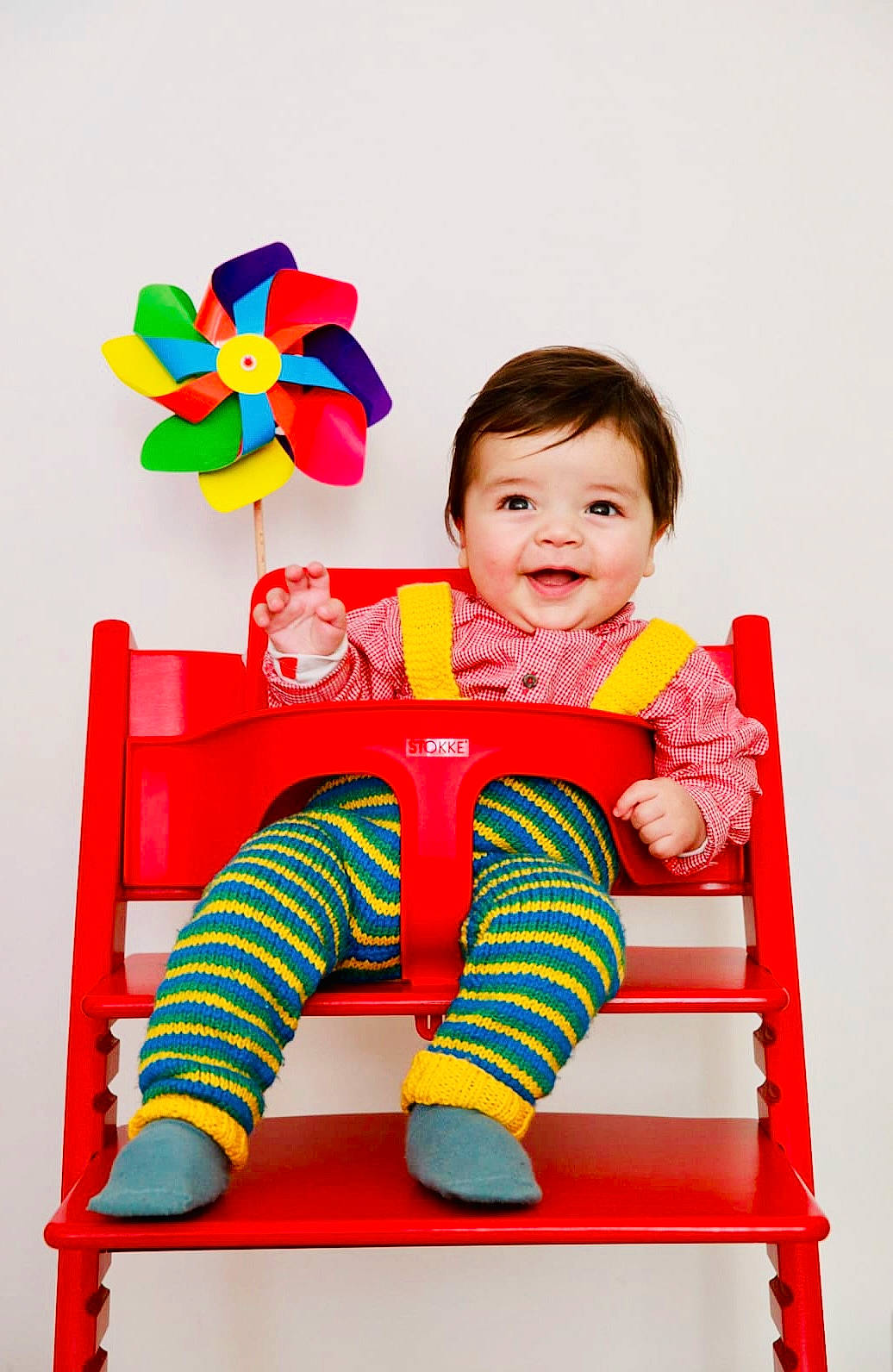 Cristobal a rejoint le concours — aidez-le/la à gagner de superbes lots ! baby, baby_playing_with_toys, baby_products, baby_toddler_clothing, baby_toys, child, child_model, happy, joy, person, play, playing_with_kids, product, sitting, sock, toddler, toy