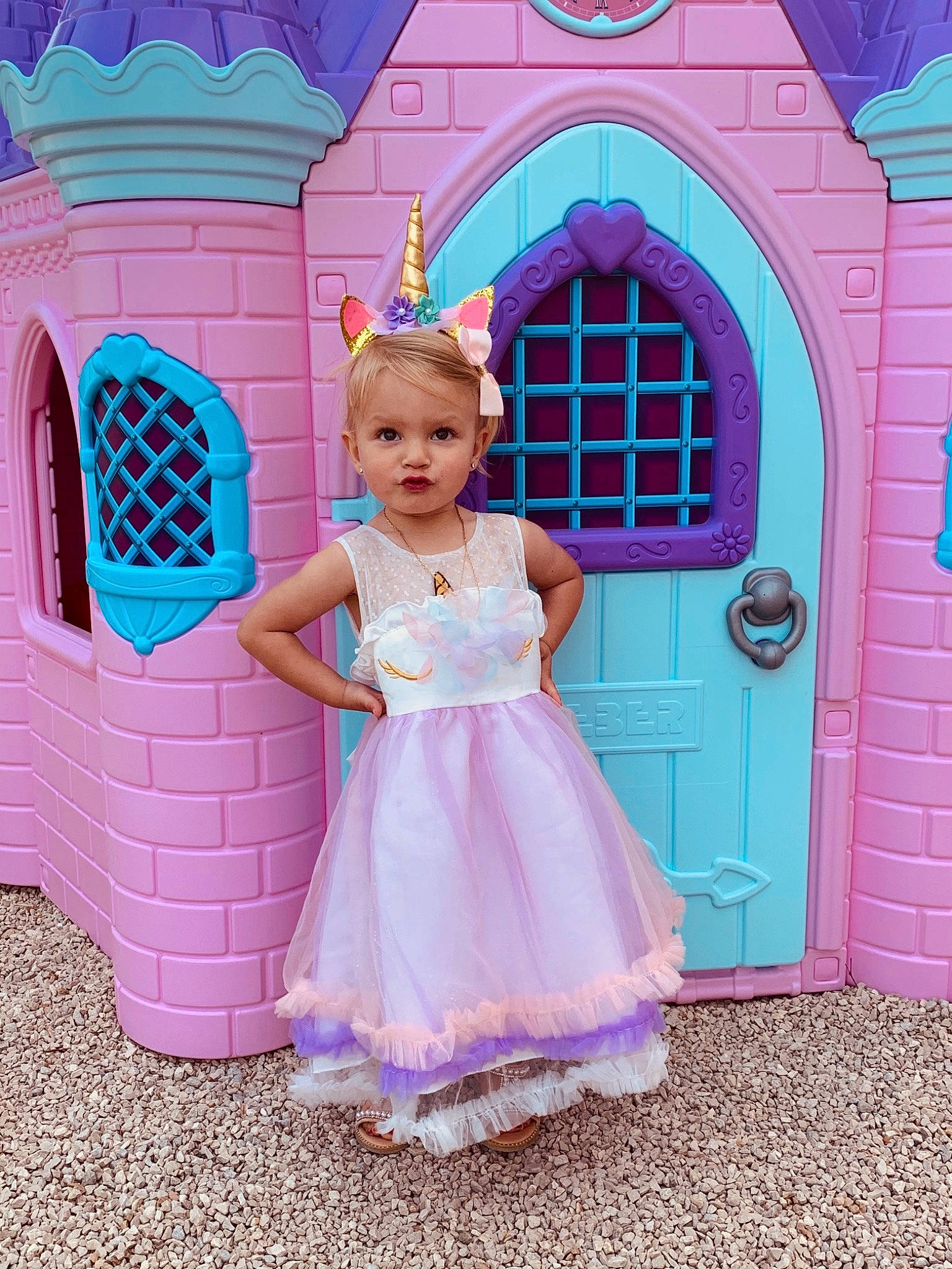 Scarlett participe au concours pour gagner de l'argent avec cette photo : barbie, child, doll, dollhouse, dress, house, person, pink, play, playset, purple, room, toddler, toy, violet
