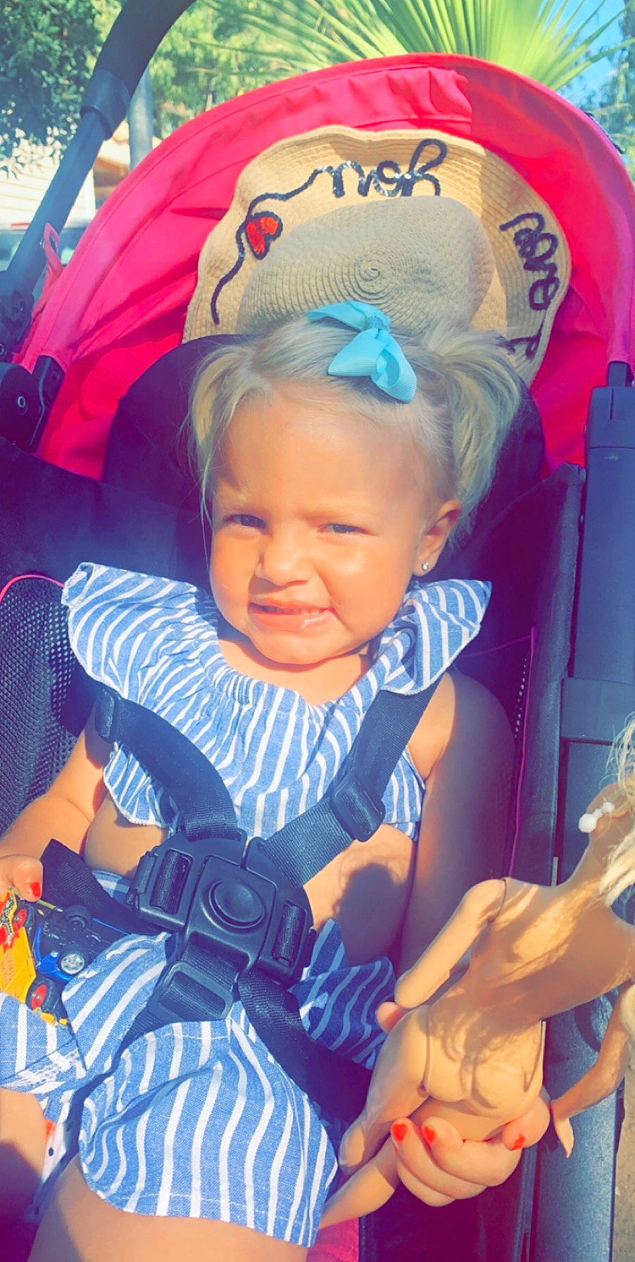 Scarlett participe au concours pour gagner de l'argent avec cette photo : baby, baby_carriage, baby_products, child, cool, finger, hair_accessory, headband, headgear, joy, person, play, product, toddler