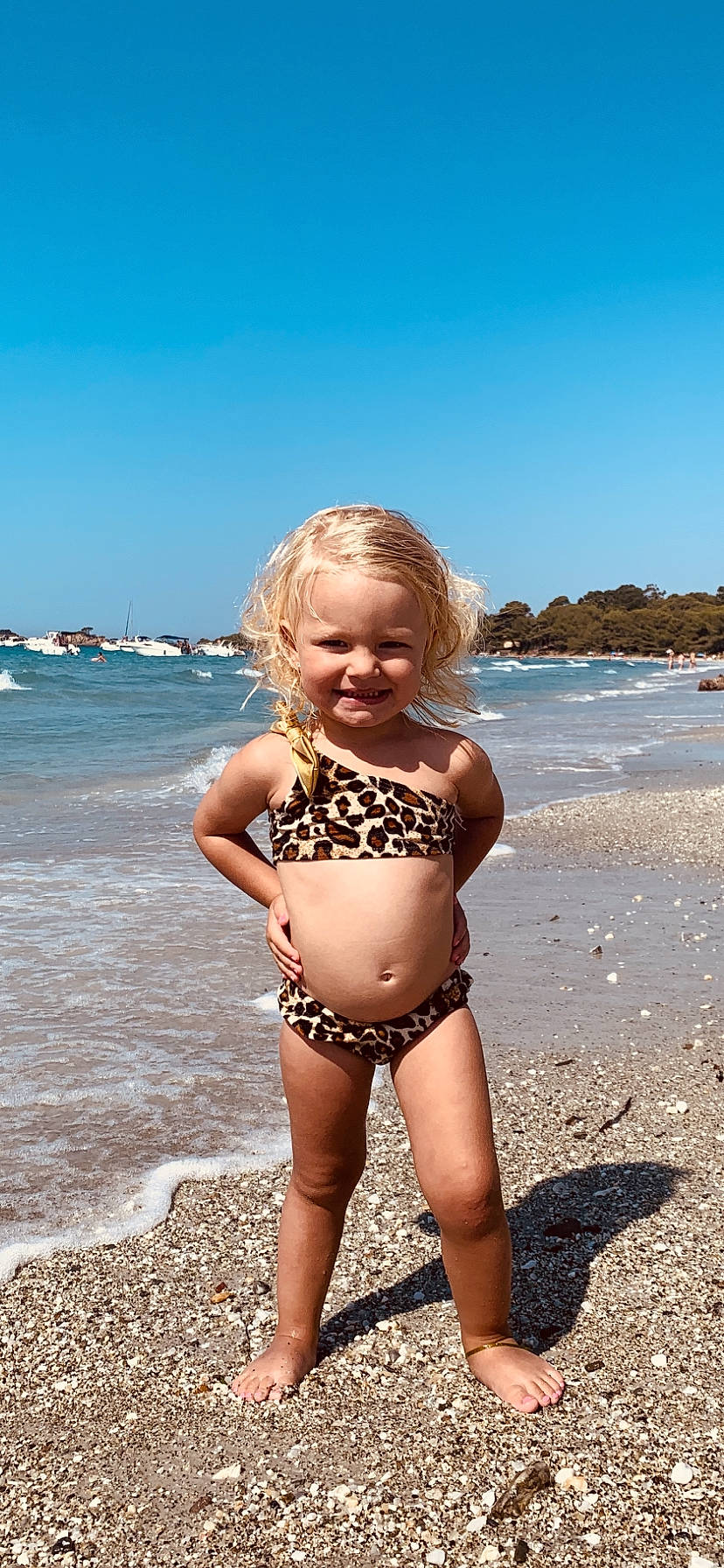 Scarlett participe au concours pour gagner de l'argent avec cette photo :