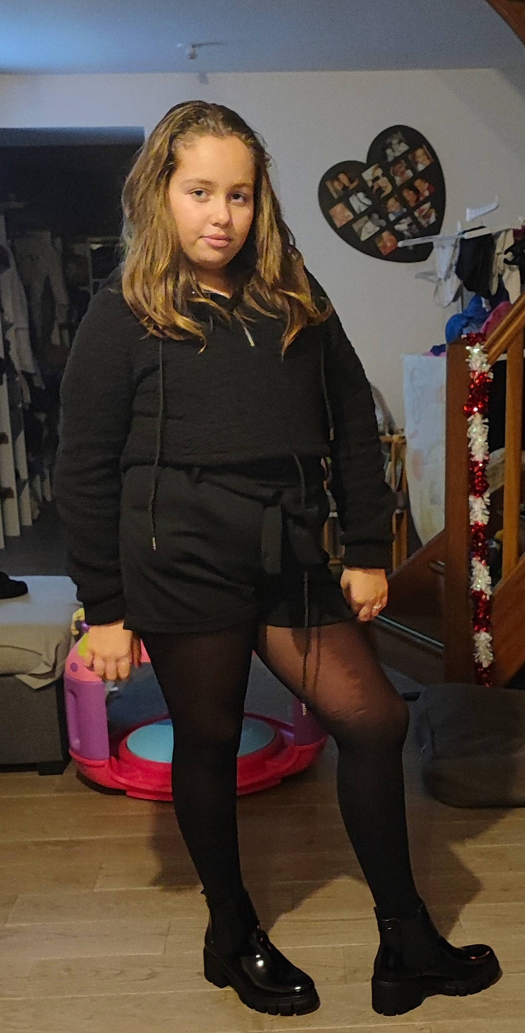 Melissa participe au concours pour gagner de l'argent avec cette photo : black, blond, event, fashion, fashion_design, hair, hairstyle, human_leg, jewellery, joint, knee, leg, long_hair, luggage_and_bags, pantyhose, person, sleeve, stocking, textile, thigh
