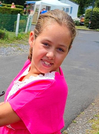 Melissa participe au concours pour gagner de l'argent avec cette photo : asphalt, chest, child, electric_blue, event, fashion_accessory, fun, grass, happy, jewellery, joy, leisure, magenta, person, personal_protective_equipment, pink, plant, recreation, road, smile