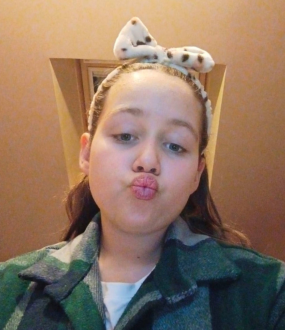 Melissa a rejoint le concours — aidez-le/la à gagner de superbes lots ! chin, clothing, cool, costume_hat, ear, eye, eyebrow, eyelash, eyewear, fashion_design, forehead, hair, headband, headpiece, jaw, lip, long_hair, neck, nose, person