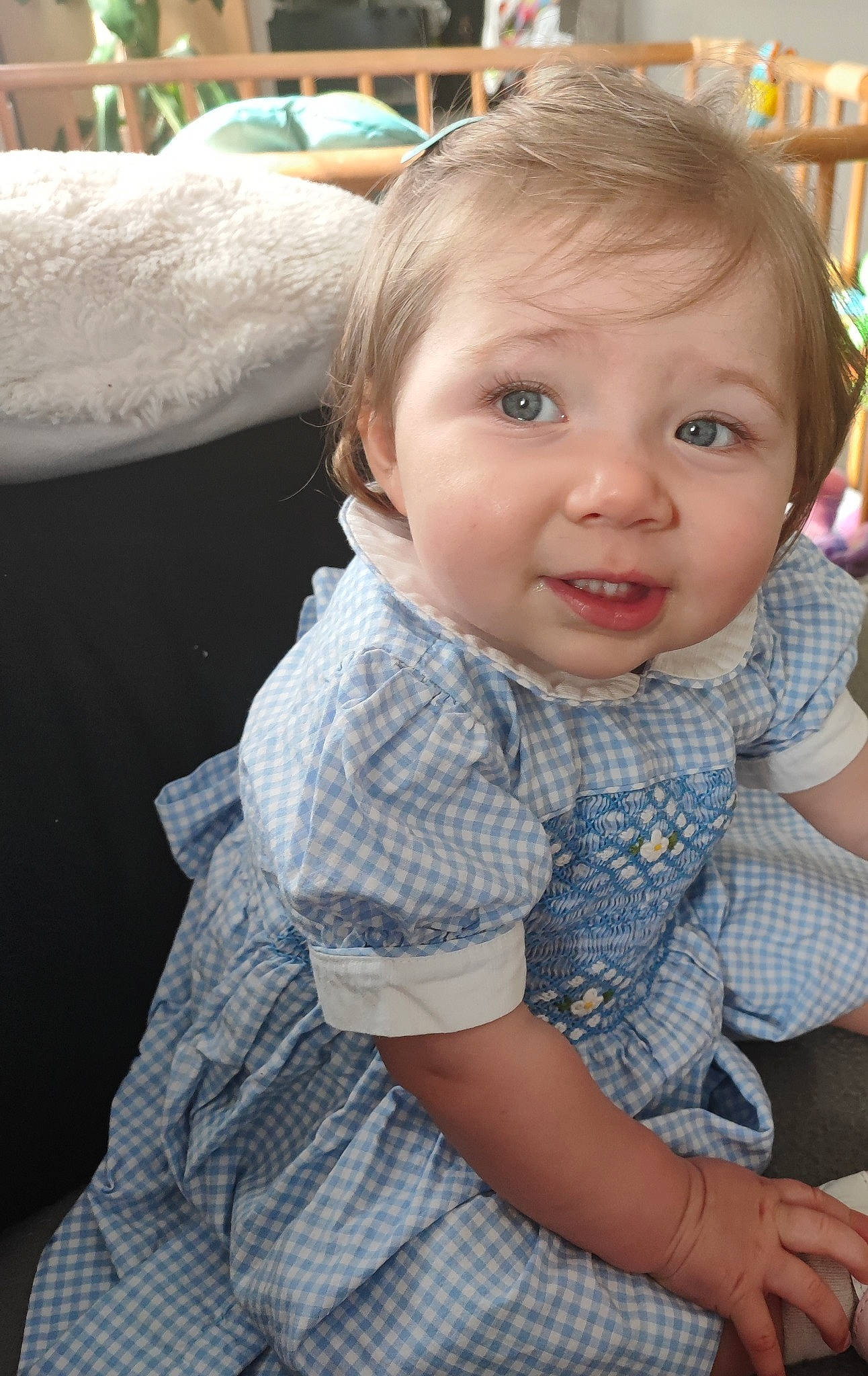 Zoe a rejoint le concours — aidez-le/la à gagner de superbes lots ! baby, baby_toddler_clothing, cheek, child, dress, eye, finger, gesture, grass, happy, human_body, iris, joint, lip, mouth, nose, person, skin, sleeve, smile