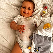 André participe au concours pour gagner de l'argent avec cette photo : baby, bed, bedroom, blanket, bodypart, couch, face, finger, furniture, hand, happy, head, indoors, newborn, person, photography, portrait, skin, smile, tattoo