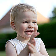 Milo participe au concours pour gagner de l'argent avec cette photo : child, toddler, smiling, clapping, outdoor, daylight, happy, blond_hair, face, person, nature, greenery, shirt, sleeveless, portrait, young_child, expression, cute, playful, skin