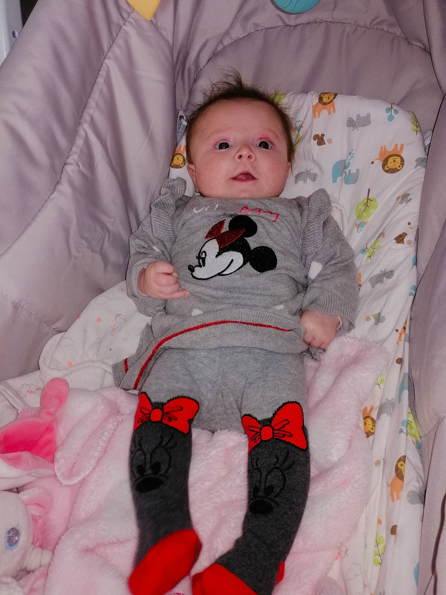 Meïly participe au concours pour gagner de l'argent avec cette photo : baby, baby_products, baby_toddler_clothing, cheek, child, eye, leg, linens, lip, person, pink, product, red, skin, textile, toddler