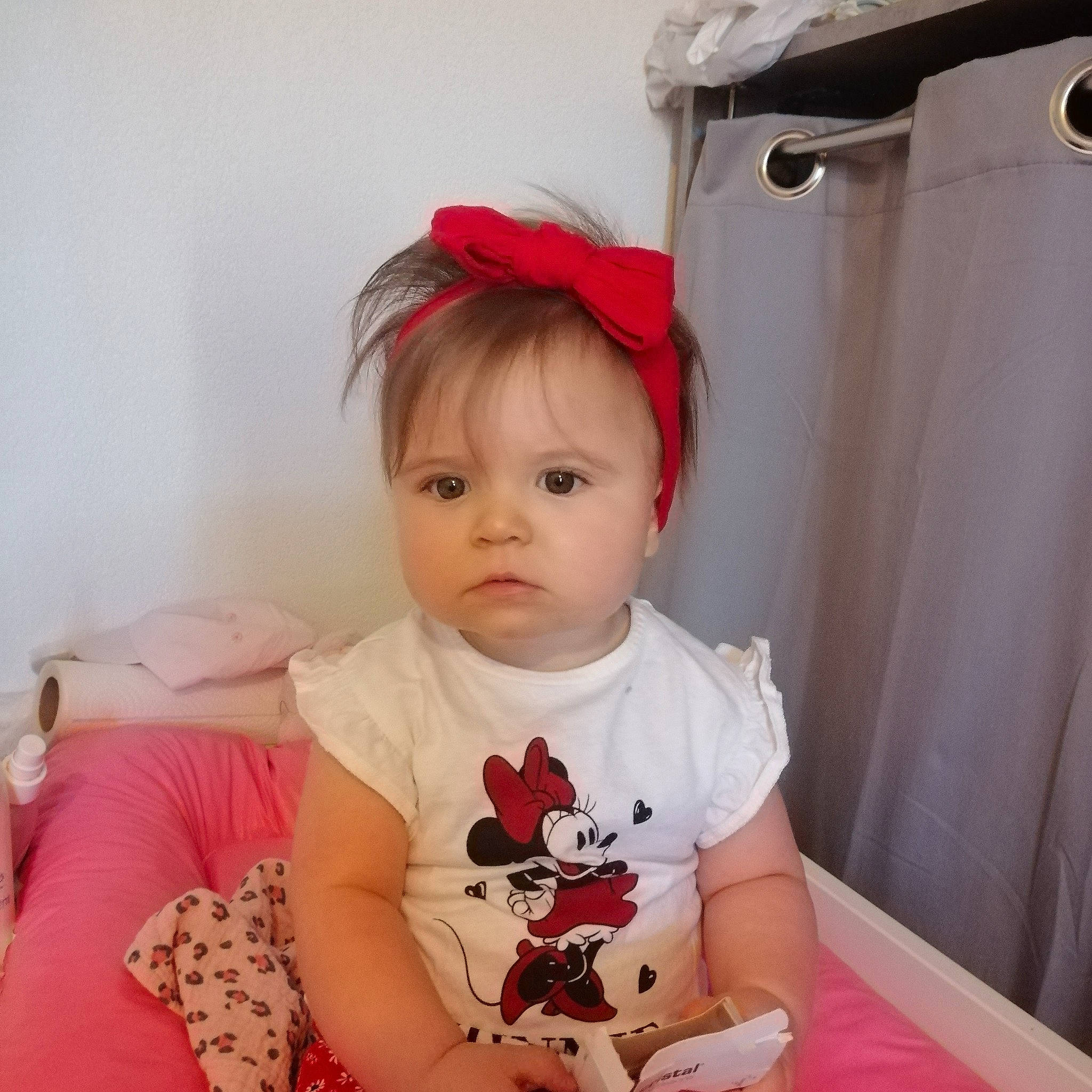 Meïly participe au concours pour gagner de l'argent avec cette photo : baby, baby_toddler_clothing, cheek, child, ear, eye, fashion_accessory, hair_accessory, headgear, lip, person, pink, play, skin, sleeve, t_shirt, toddler