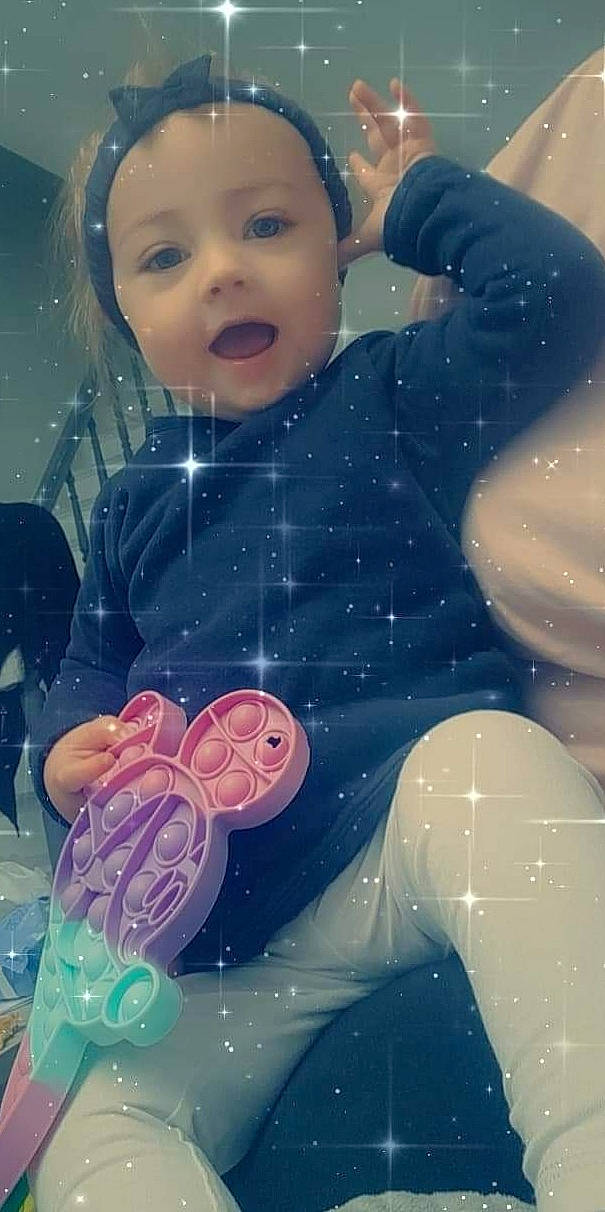 Maely a rejoint le concours — aidez-le/la à gagner de superbes lots ! baby, baby_toddler_clothing, beauty, cheek, cool, electric_blue, eye, eyelash, facial_expression, hairstyle, happy, head, iris, lip, nose, pattern, person, pink, skin, sleeve