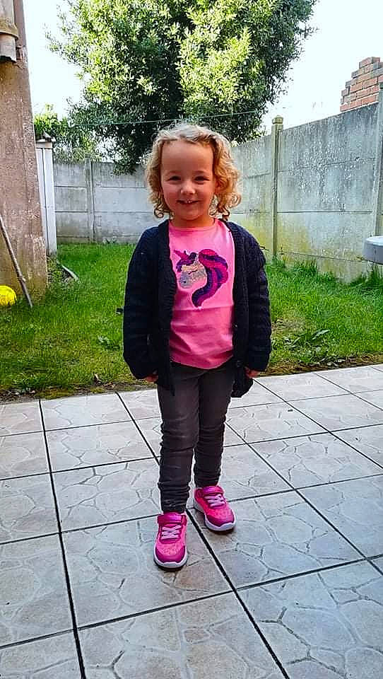 Juliana a rejoint le concours — aidez-le/la à gagner de superbes lots ! baby_toddler_clothing, child, eye, face, fun, grass, hair, happy, head, joy, leisure, magenta, pattern, person, pink, plant, purple, recreation, sky, smile