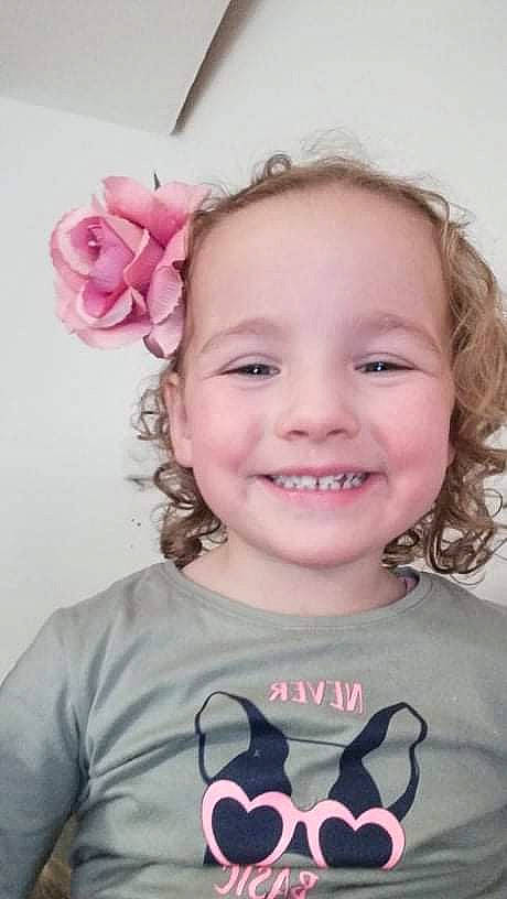 Juliana a rejoint le concours — aidez-le/la à gagner de superbes lots ! cheek, chin, cool, eyebrow, eyelash, facial_expression, flash_photography, forehead, hairstyle, happy, head, iris, joy, lip, neck, organ, person, pink, skin, sleeve