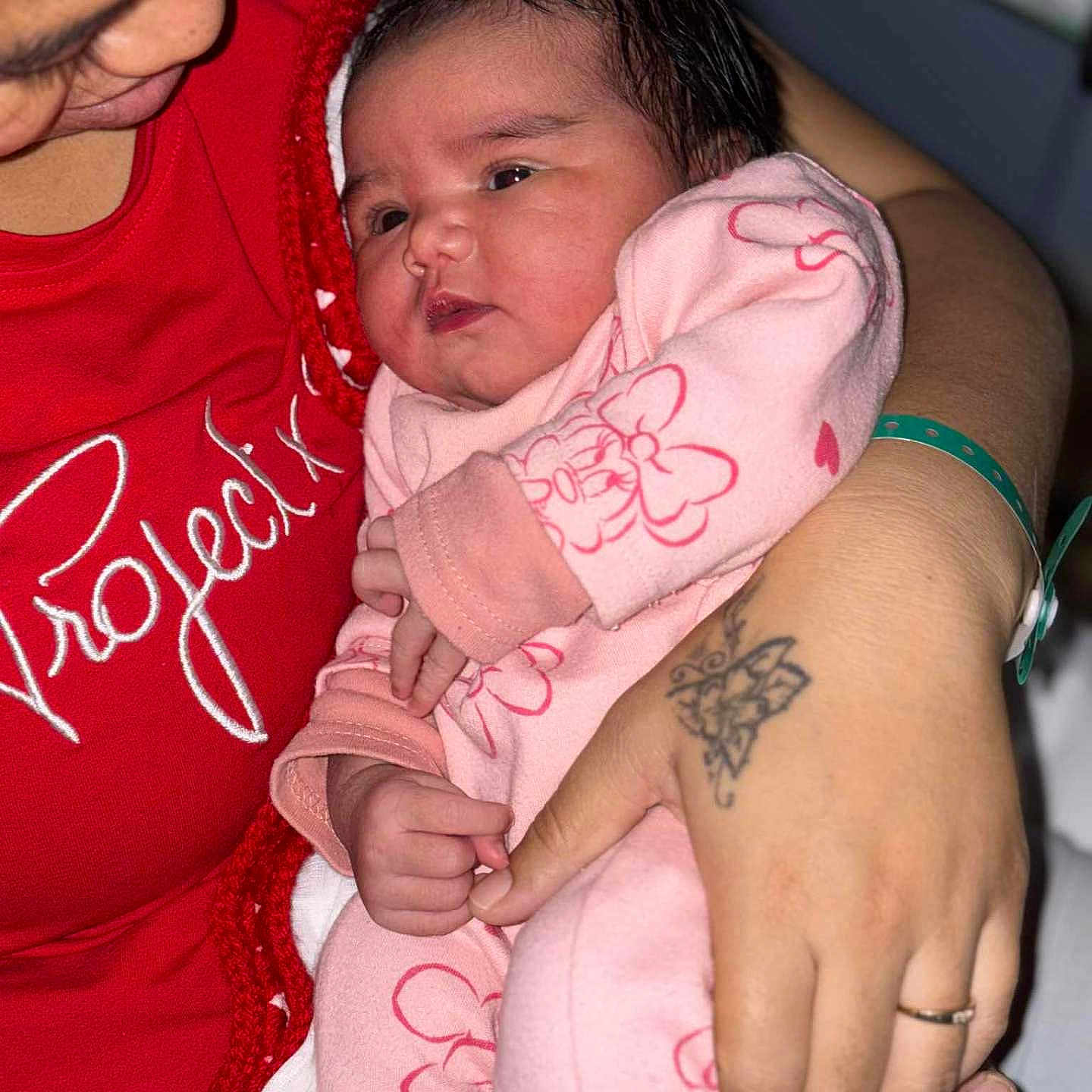 Naheana a rejoint le concours — aidez-le/la à gagner de superbes lots ! adult, baby, baby_clothes, closeup, clothing, cute, face, family, hand, holding, indoor, infant, love, newborn, person, pink_outfit, portrait, red_shirt, skin, tattoo