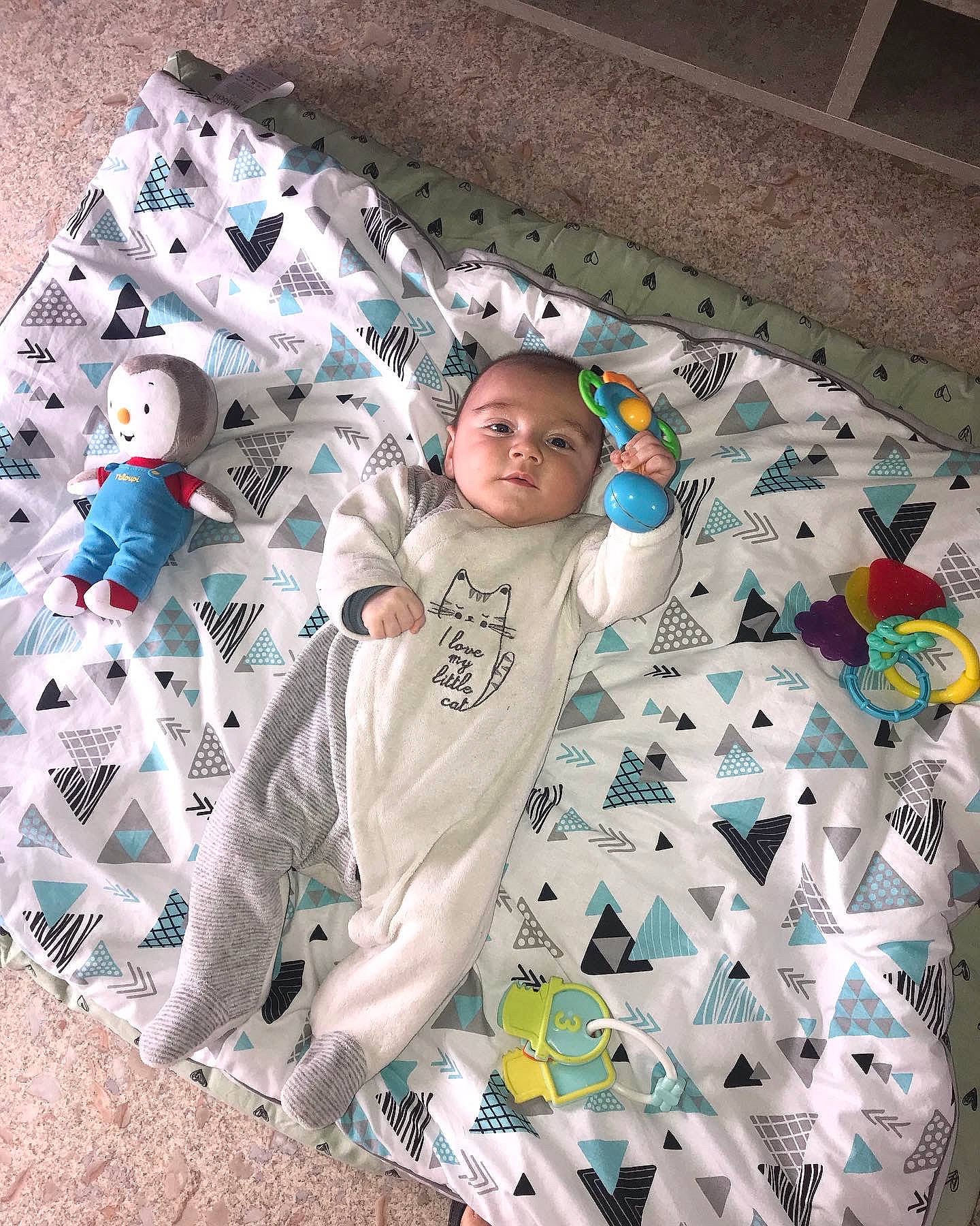 Alexy participe au concours pour gagner de l'argent avec cette photo : baby_toddler_clothing, bedding, child, comfort, cool, floor, flooring, fun, linens, outerwear, pattern, person, play, product, room, sleeve, space, t_shirt, textile, toddler