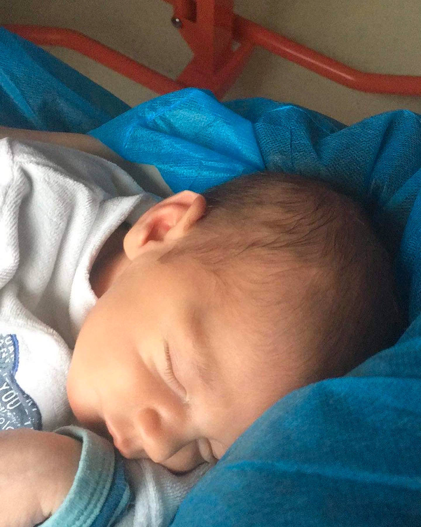 Alexy participe au concours pour gagner de l'argent avec cette photo : azure, baby, baby_sleeping, baby_toddler_clothing, blue, cheek, chin, comfort, eye, eyebrow, forehead, hair, hairstyle, head, iris, mouth, nose, person, skin, textile