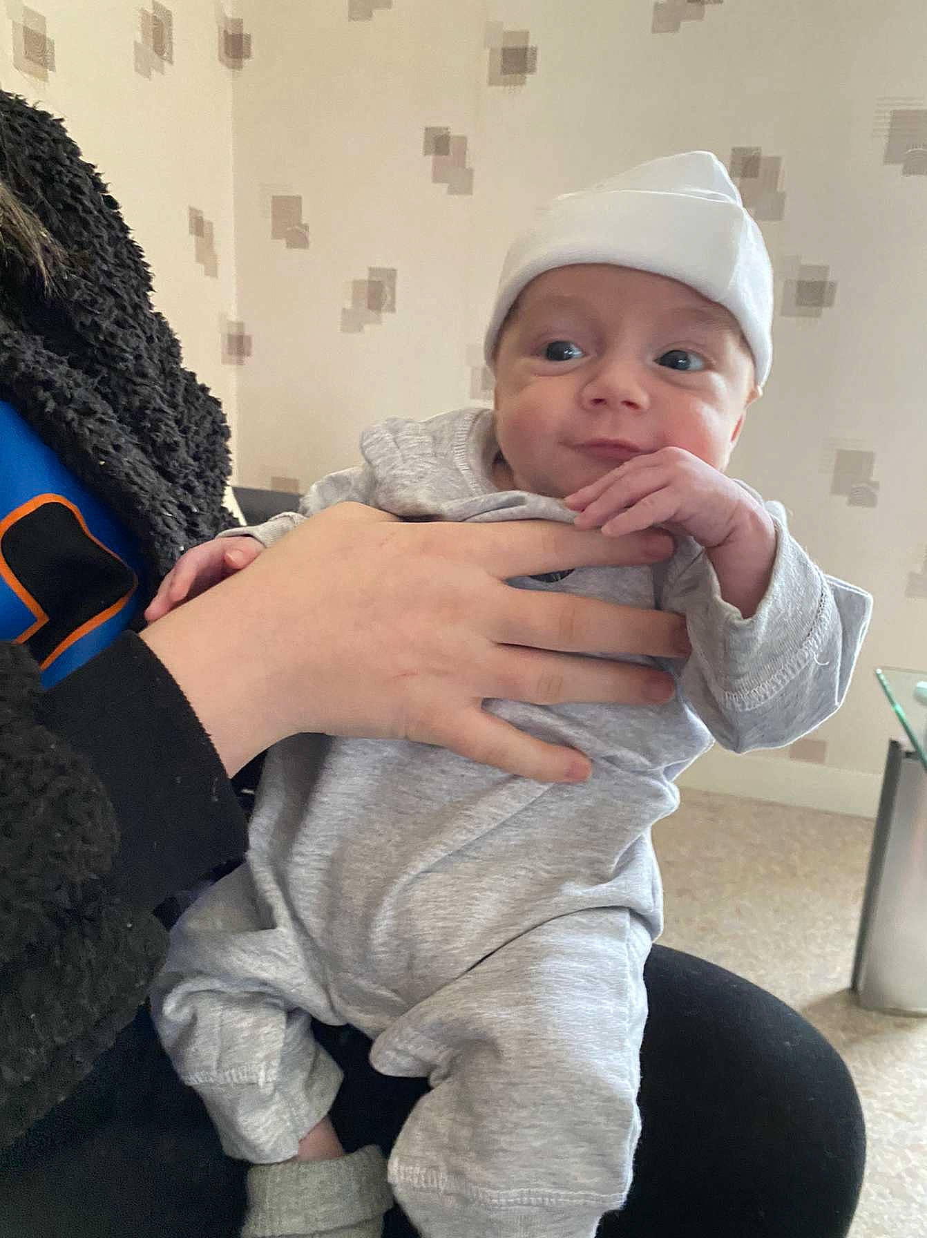 Alexy a rejoint le concours — aidez-le/la à gagner de superbes lots ! arm, baby, baby_toddler_clothing, cap, child, comfort, cool, finger, flooring, fun, gesture, hairstyle, hand, headwear, outerwear, person, skin, sleeve, standing, thigh