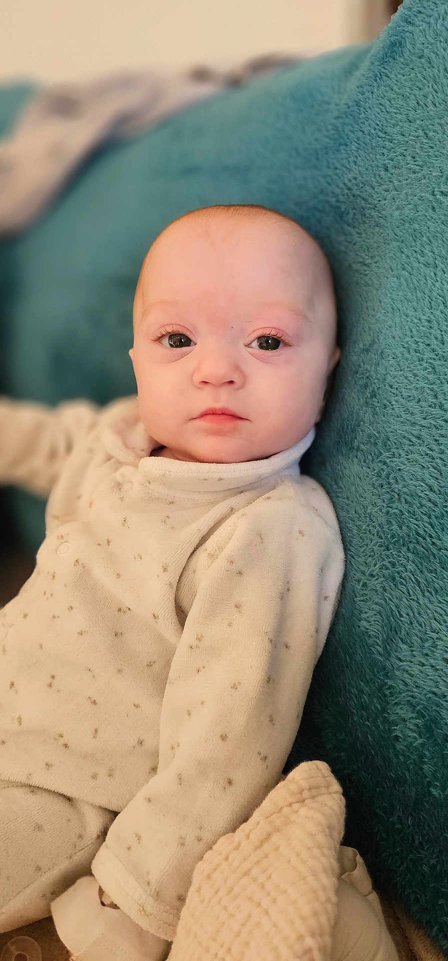 Priya participe au concours pour gagner de l'argent avec cette photo : baby, infant, face, eyes, clothing, blanket, soft, cute, portrait, child, young, person, indoors, sitting, warm, expressionless, cozy, pale, head, skin