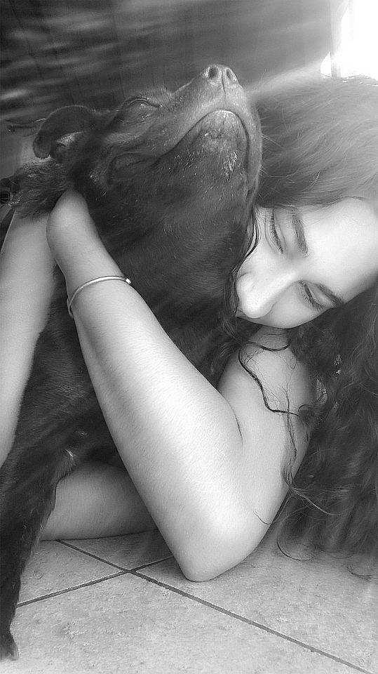 Haténa a rejoint le concours — aidez-le/la à gagner de superbes lots ! back, beauty, black, black_and_white, black_hair, eye, gesture, hand, hug, interaction, lip, long_hair, love, monochrome, monochrome_photography, neck, photograph, photography, smile, style