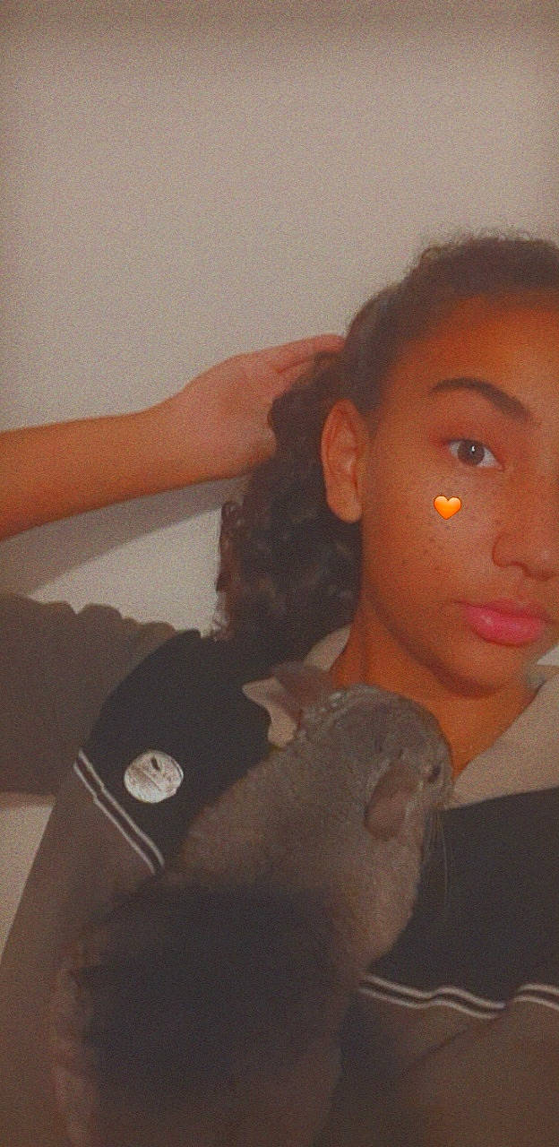 Gloria participe au concours pour gagner de l'argent avec cette photo : black_hair, cheek, chin, ear, eye, eyebrow, face, forehead, hair, hairstyle, head, jaw, lip, long_hair, mouth, neck, nose, photography, selfie, skin