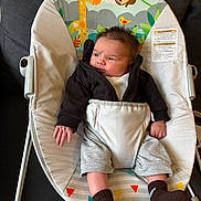 Joy participe au concours pour gagner de l'argent avec cette photo : baby, infant, bouncer, clothing, socks, face, person, indoor, furniture, animal_print, giraffe, sloth, colorful, cute, child, newborn, expression, seated, soft_fabric, household