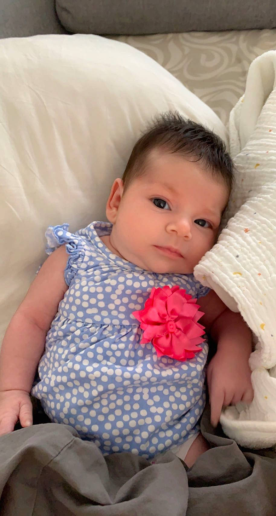 Arya a rejoint le concours — aidez-le/la à gagner de superbes lots ! abdomen, baby, baby_products, baby_toddler_clothing, cheek, child, comfort, eye, head, iris, linens, lip, neck, pattern, person, shoulder, sitting, skin, sleeve, toddler