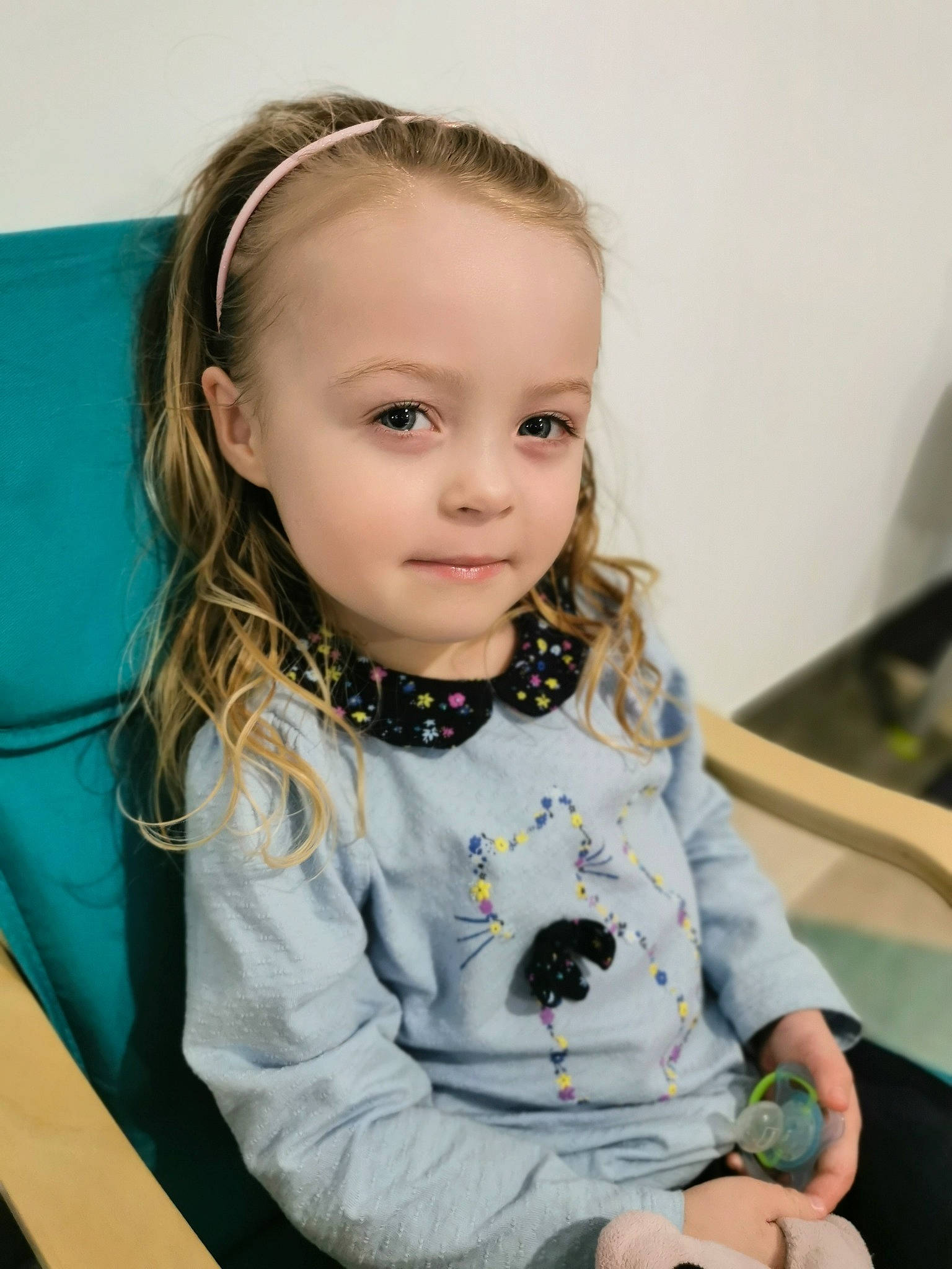 Cléa participe au concours pour gagner de l'argent avec cette photo : baby_toddler_clothing, blond, bracelet, camera, chair, cheek, child, face, fun, happy, hoodie, iris, jewellery, mammal, necklace, person, portrait_photography, sitting, sleeve, t_shirt