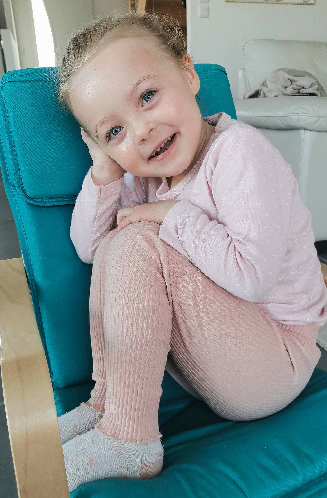 Cléa participe au concours pour gagner de l'argent avec cette photo : arm, baby, baby_toddler_clothing, chair, comfort, face, hair, happy, head, joint, joy, kitchen_appliance, knee, leg, person, shoulder, skin, sleeve, smile, thigh
