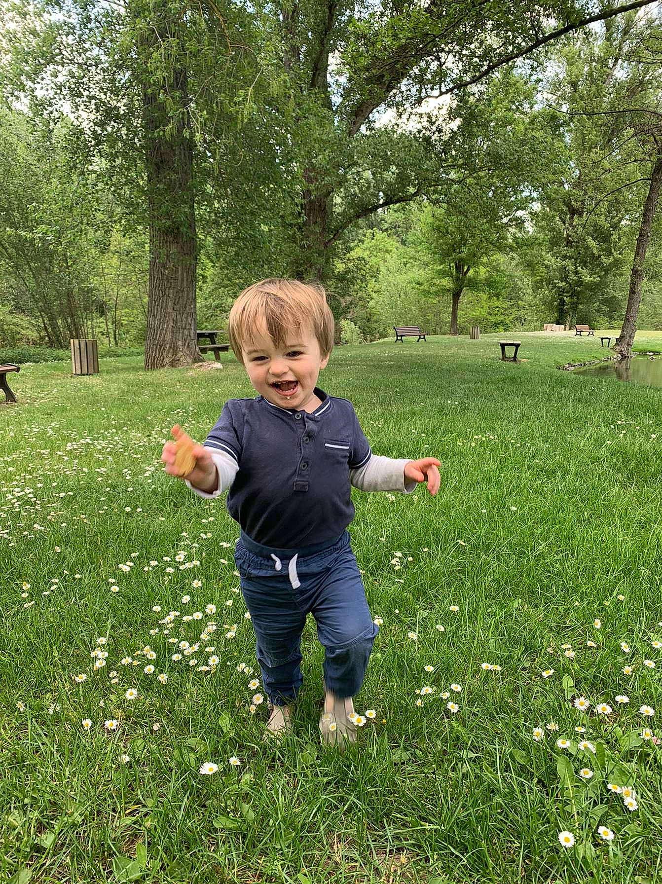 Iliano participe au concours pour gagner de l'argent avec cette photo : child, flower, grass, grassland, green, groundcover, happy, joy, lawn, leaf, leisure, meadow, natural_landscape, people_in_nature, person, plant, playing_with_kids, prairie, recreation, smile