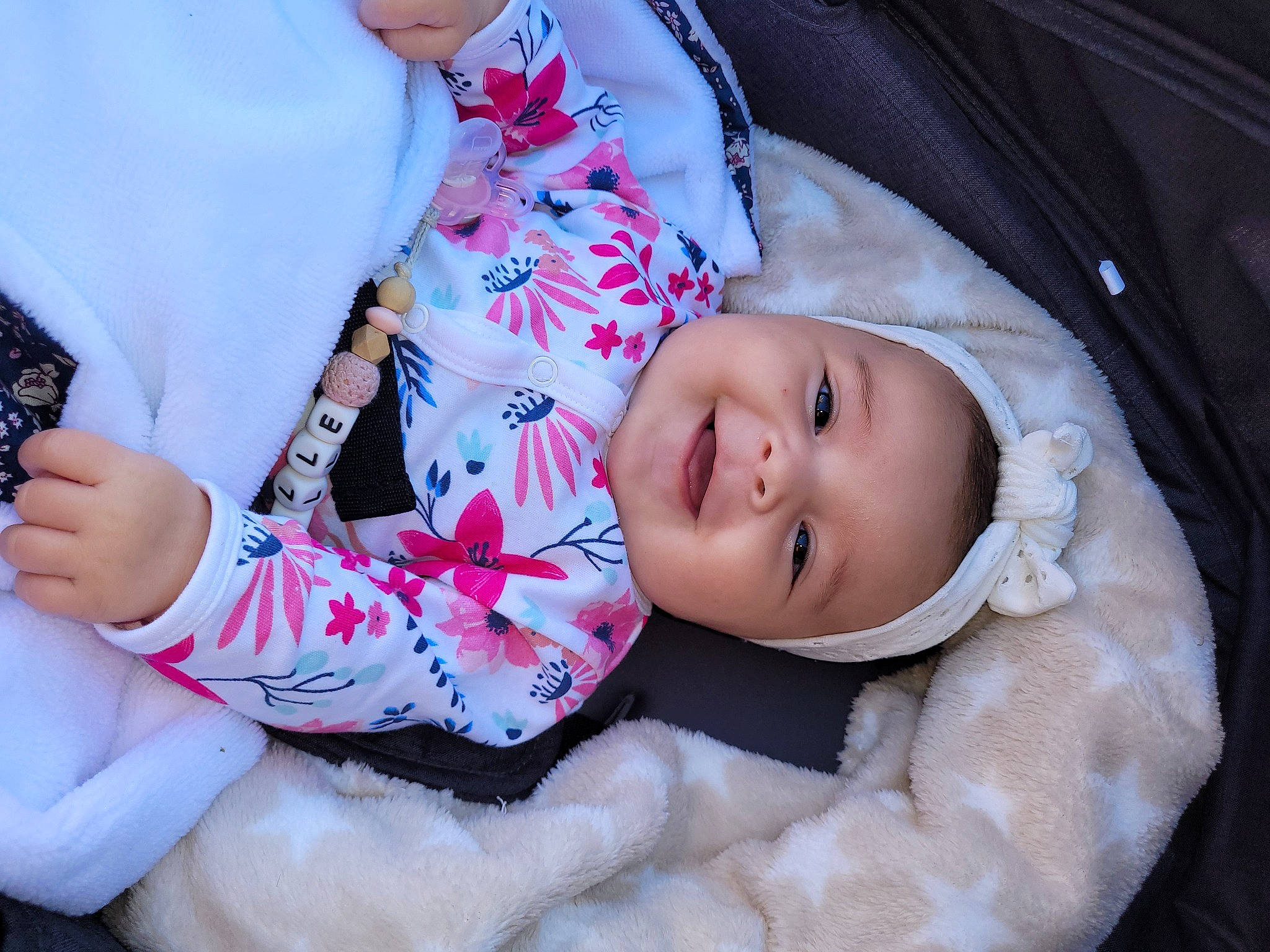 Camille a rejoint le concours — aidez-le/la à gagner de superbes lots ! baby, baby_toddler_clothing, cheek, child, comfort, eye, finger, gesture, grass, happy, head, headwear, joy, lip, nose, person, plant, sitting, skin, sleeve