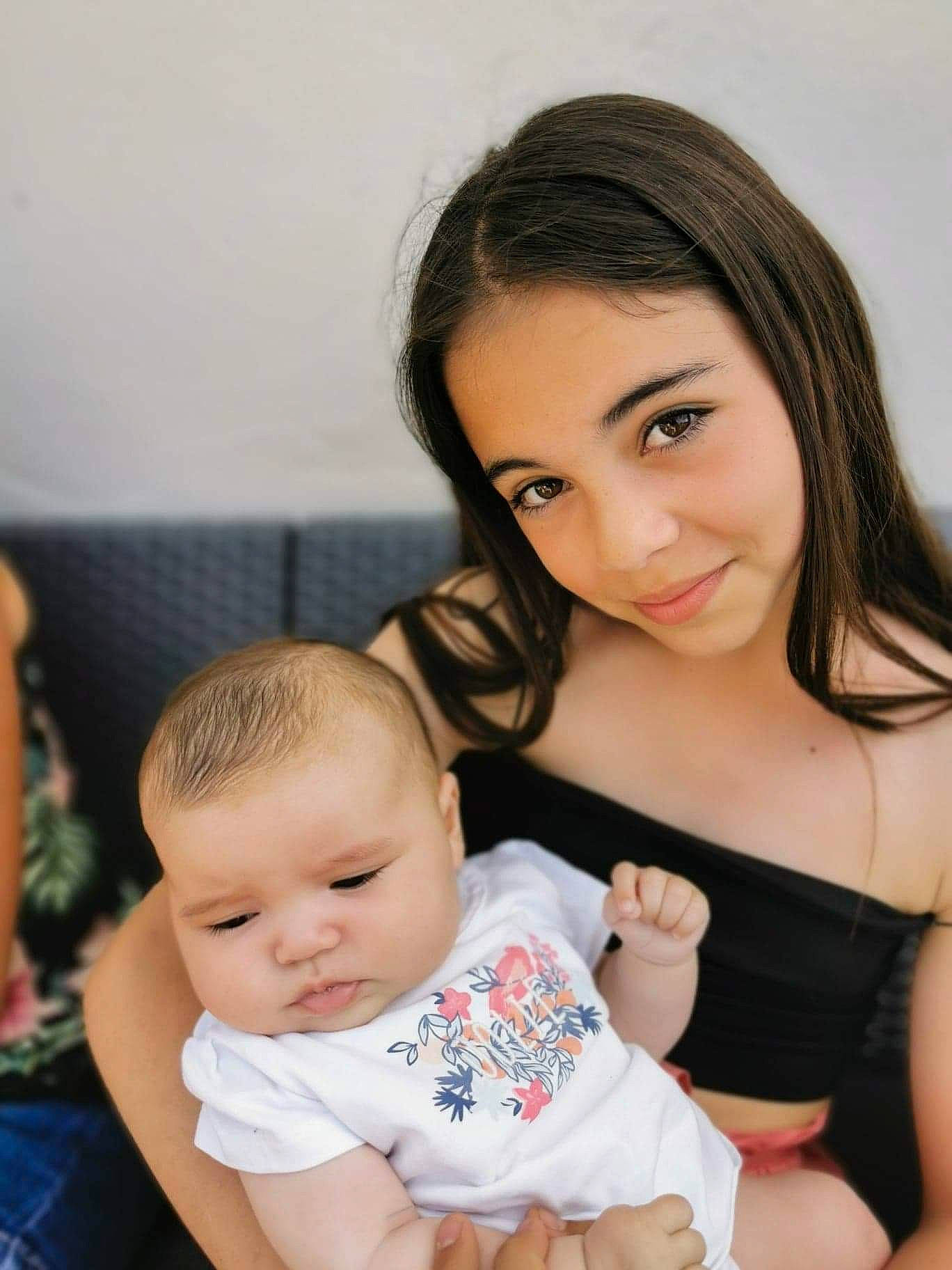 Margot a rejoint le concours — aidez-le/la à gagner de superbes lots ! baby, baby_toddler_clothing, beauty, black_hair, cheek, child, chin, eye, eyelash, face, finger, flash_photography, gesture, hairstyle, happy, joy, lip, person, skin, smile