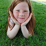 Lena a rejoint le concours — aidez-le/la à gagner de superbes lots ! child, freckles, red_hair, grass, outdoor, smile, face, hands, person, nature, park, greenery, casual, daylight, young, happy, portrait, relaxed, summer, skin