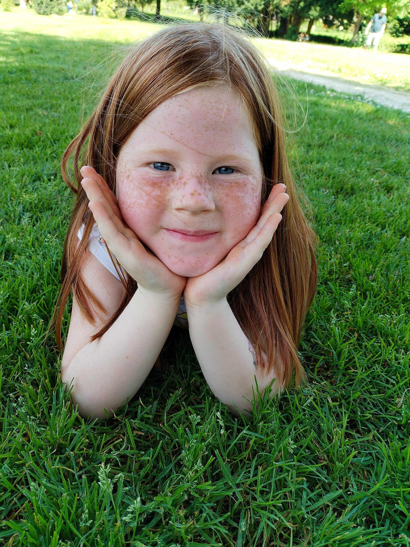 Lena a rejoint le concours — aidez-le/la à gagner de superbes lots ! child, freckles, red_hair, grass, outdoor, smile, face, hands, person, nature, park, greenery, casual, daylight, young, happy, portrait, relaxed, summer, skin