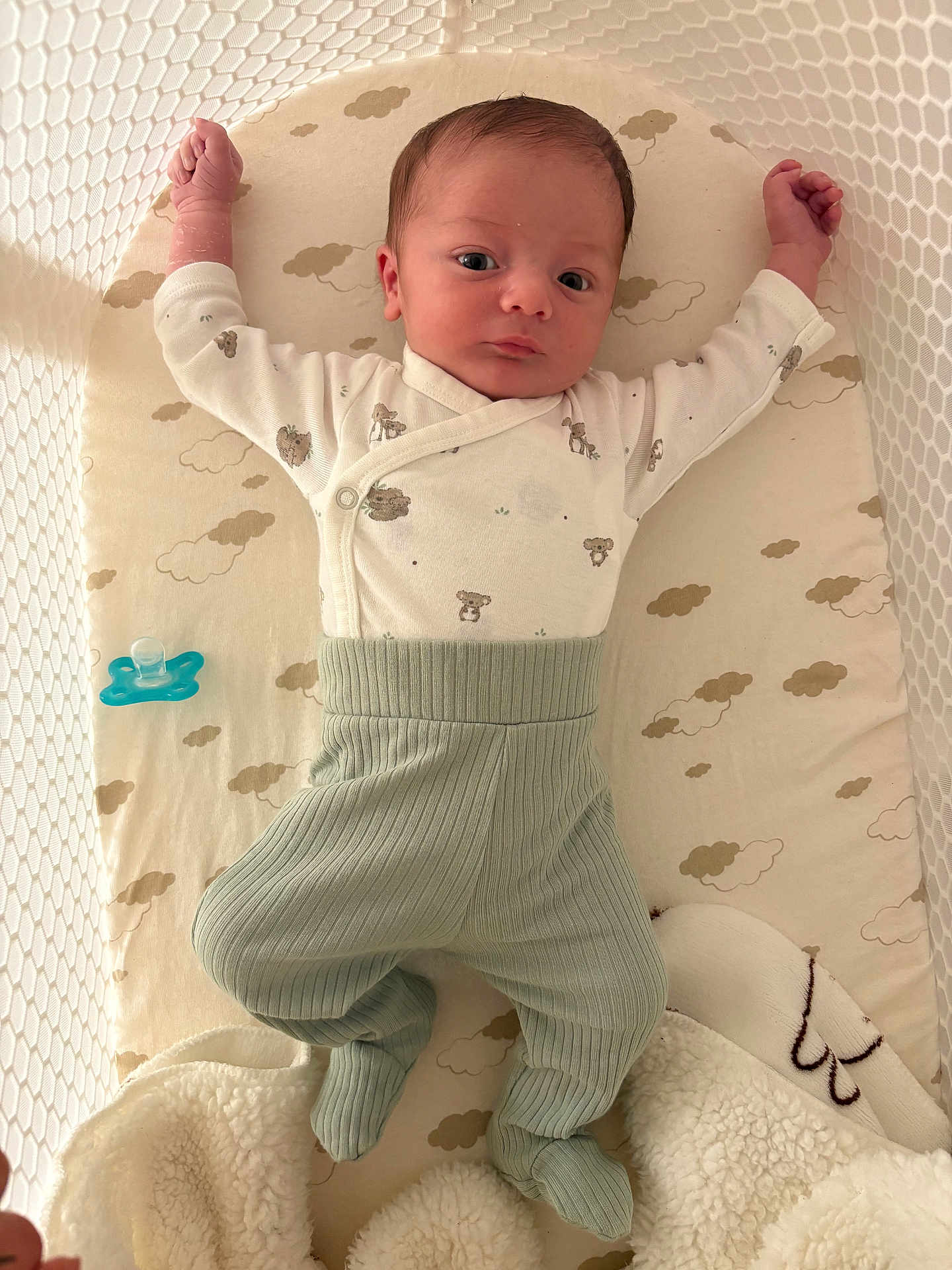 Charly participe au concours pour gagner de l'argent avec cette photo : baby, infant, crib, pajamas, blanket, pacifier, face, person, sleepwear, footed_pants, patterned_clothing, soft_toys, bed, cushion, fabric, child, newborn, laying_down, cute, indoors