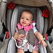 Héléna participe au concours pour gagner de l'argent avec cette photo : baby, baby_girl, car_seat, child, closeup, clothing, cute, fabric, happy, infant, outdoor, pavement, person, pink_collar, red_flower, safety_harness, seatbelt, short_sleeves, smiling, toddler